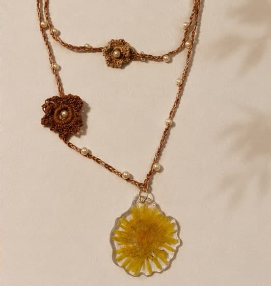 Colar Flor do Sol em crochê castanho com pérolas e dente-de-leão preservado em resina